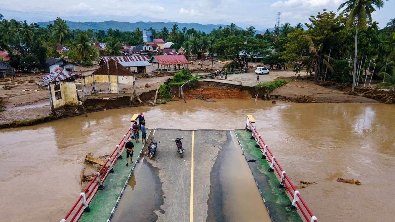 Jembatan utama yang menghubungkan Aceh dan Sumatera Utara terputus  akibat banjir bandang di Meureudu, Kabupaten Pidie Jaya, Provinsi Aceh, Indonesia, Jumat (28/11/2025).