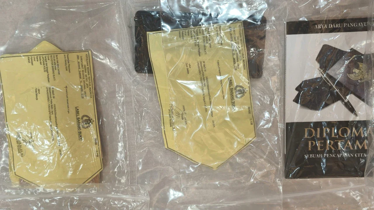 Barang Bukti yang Disita Polisi dari Kematian Diplomat Muda Kemlu Arya Daru Pangayunan