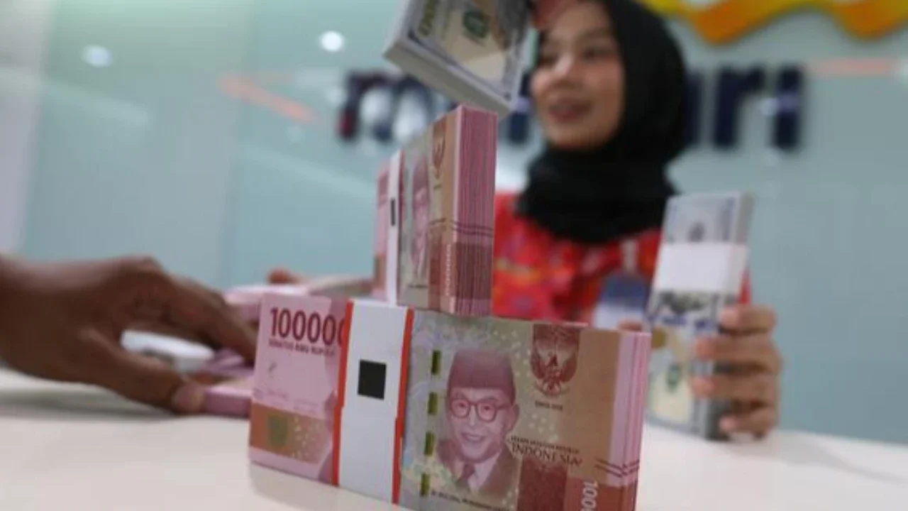Petugas menunjukkan mata uang dolar dan mata uang rupiah di penukaran uang di Jakarta, Rabu (9/11). Nilai tukar rupiah terhadap dolar Amerika Serikat (AS) pada saat jeda siang ini kian terpur
