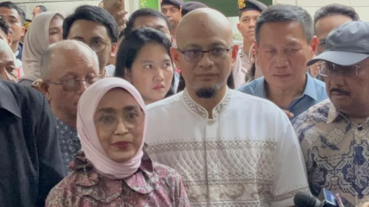 Mantan Direktur Utama PT ASDP Indonesia Ferry Ira Puspadewi usai bebas dari Rutan Kelas I Cabang KPK. (Liputan6.com/Ady Anugrahadi)