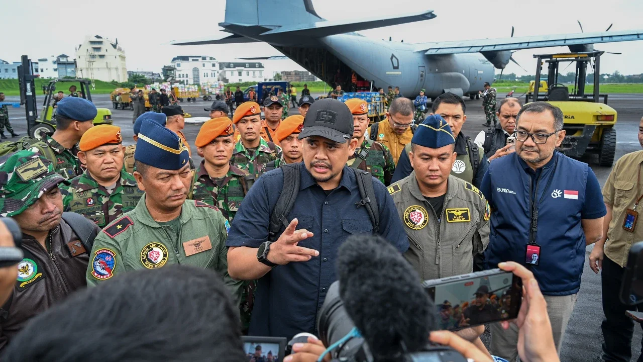 Gubernur Bobby Nasution Terbang Bawa Logistik dan Obat-obatan ke Tapteng dan Sibolga yang Masih Terisolir