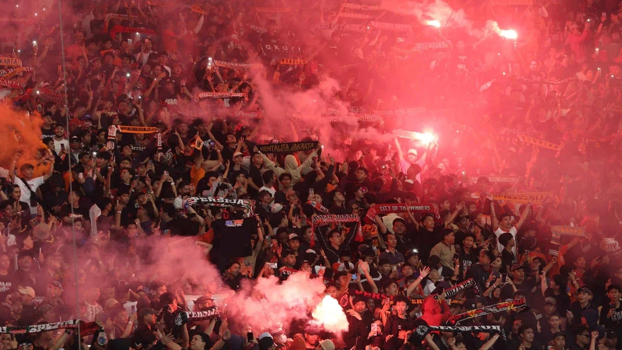 Suporter Persija saat Laga pekan ke-14 BRI Super League 2025/2026 antara Persija Jakarta melawan PSIM Yogyakarta yang digelar di Stadion Utama Gelora Bung Karno, Jakarta, Jumat (28/11/2025).