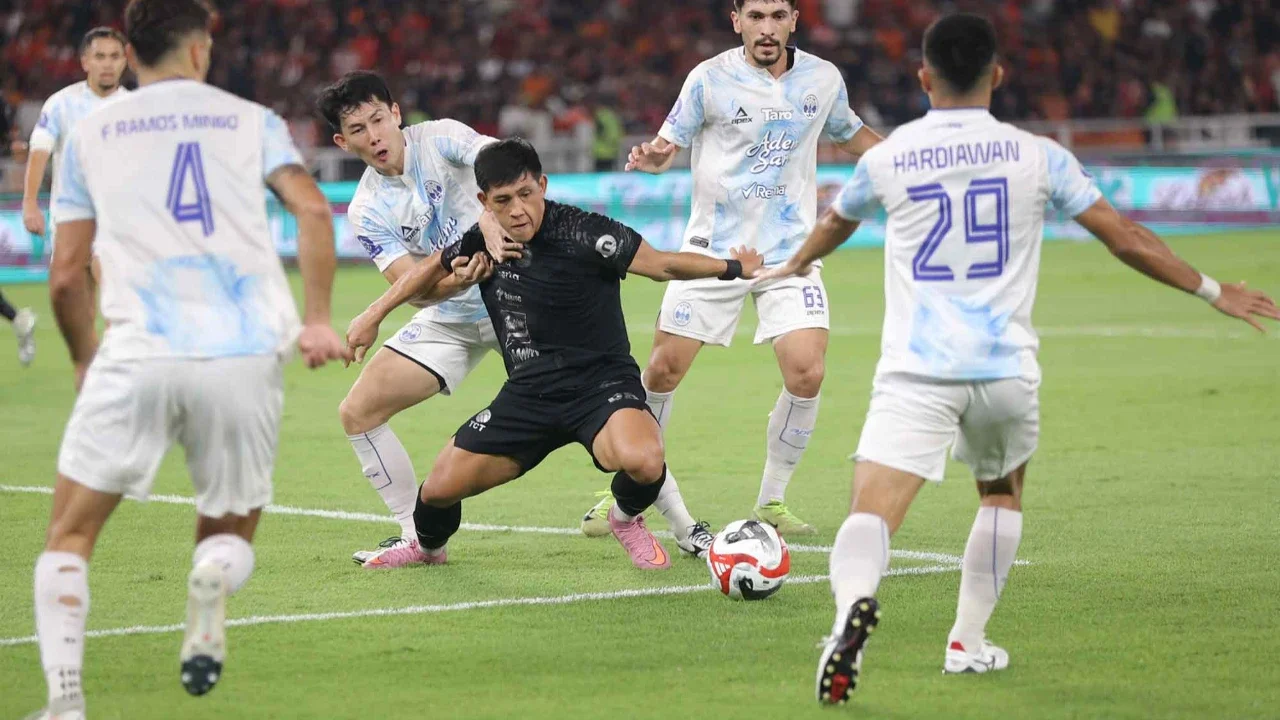 Pemain Persija Jakarta, Eksel Runtukahu mendapatkan pengawalan ketat dari pemain PSIM Yogyakarta, Yusaku Yamadera dalam laga pekan ke-14 BRI Super League 2025/2026 di Stadion Utama Gelora Bung Karno, Jakarta, Jumat (28/11/2025).