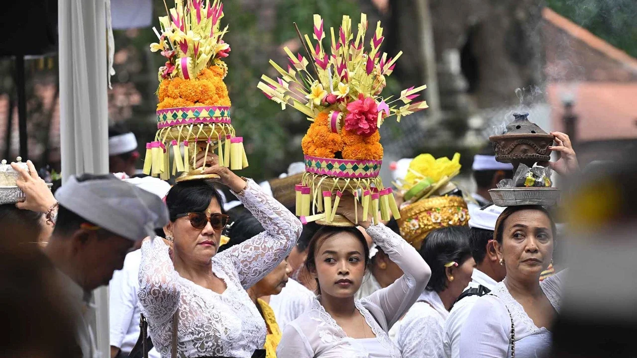 Umat Hindu Bali membawa sesajen saat perayaan Kuningan di Pulau Serangan, Bali, Sabtu (29/11/2025).