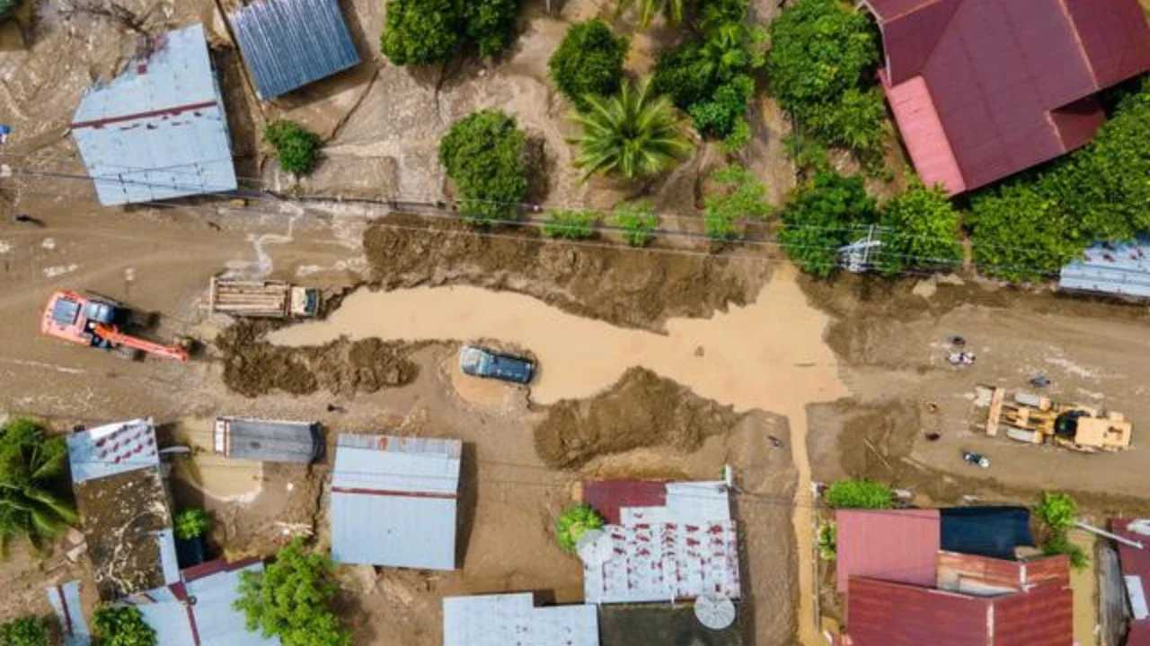 Banjir yang melanda sejumlah titik di Kota Medan dan Kabupaten Deli Serdang. (Liputan6.com/Reza)
