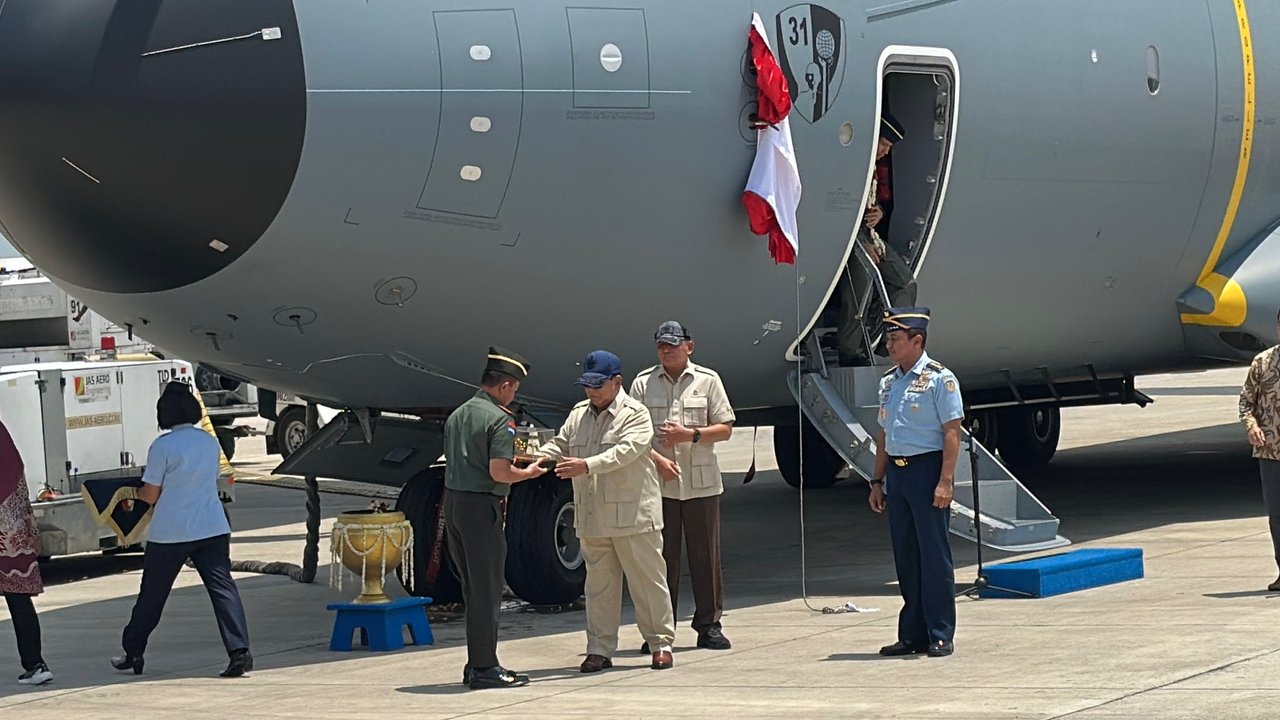 Presiden Prabowo Serah Terima 1 Unit Pesawat A400M ke Panglima TNI Agus dan Kasau Marsekal Tonny, Ini Kecanggihannya