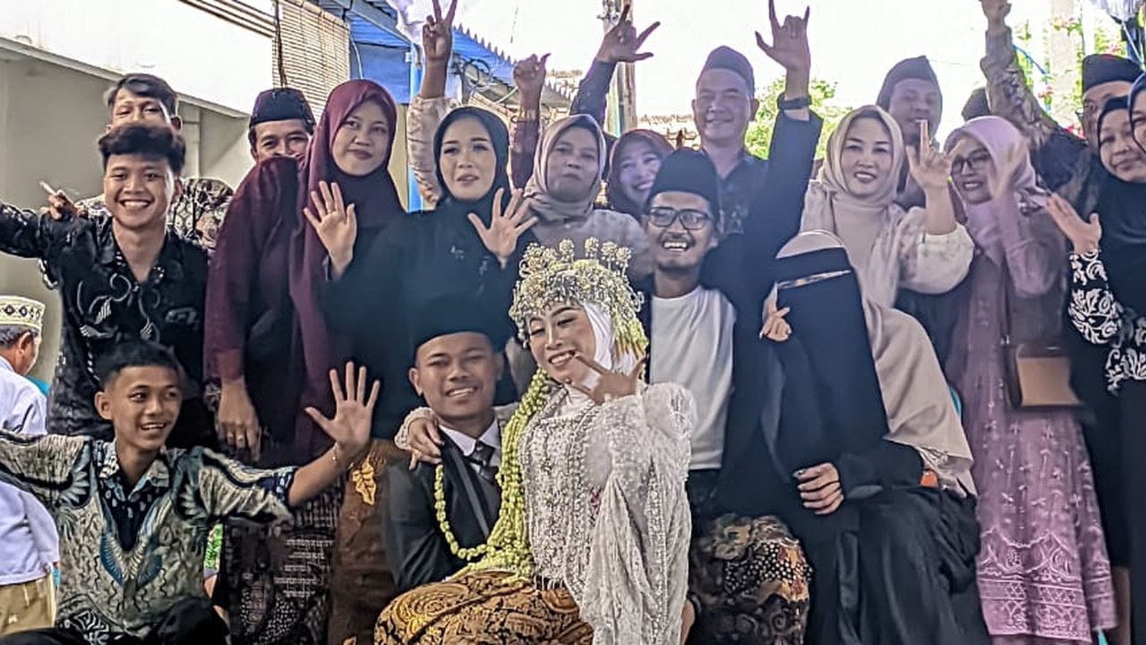 Di Tengah Banjir Selutut, Sandi Tetap Ijab Kabul dengan Salma