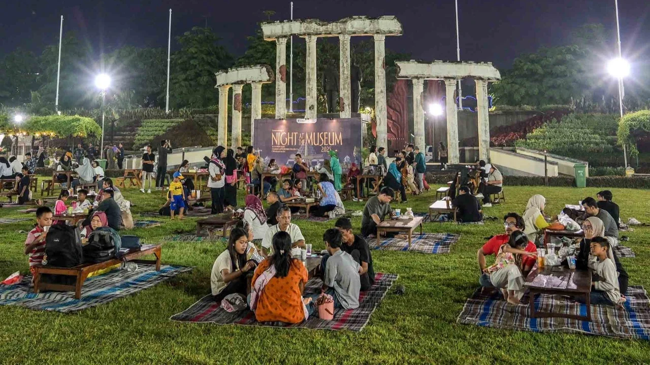 Warga berkumpul dalam acara 'Malam di Museum 2025' di Tugu Pahlawan, dekat Museum 10 November, Surabaya, Sabtu (29/11/2025) malam.