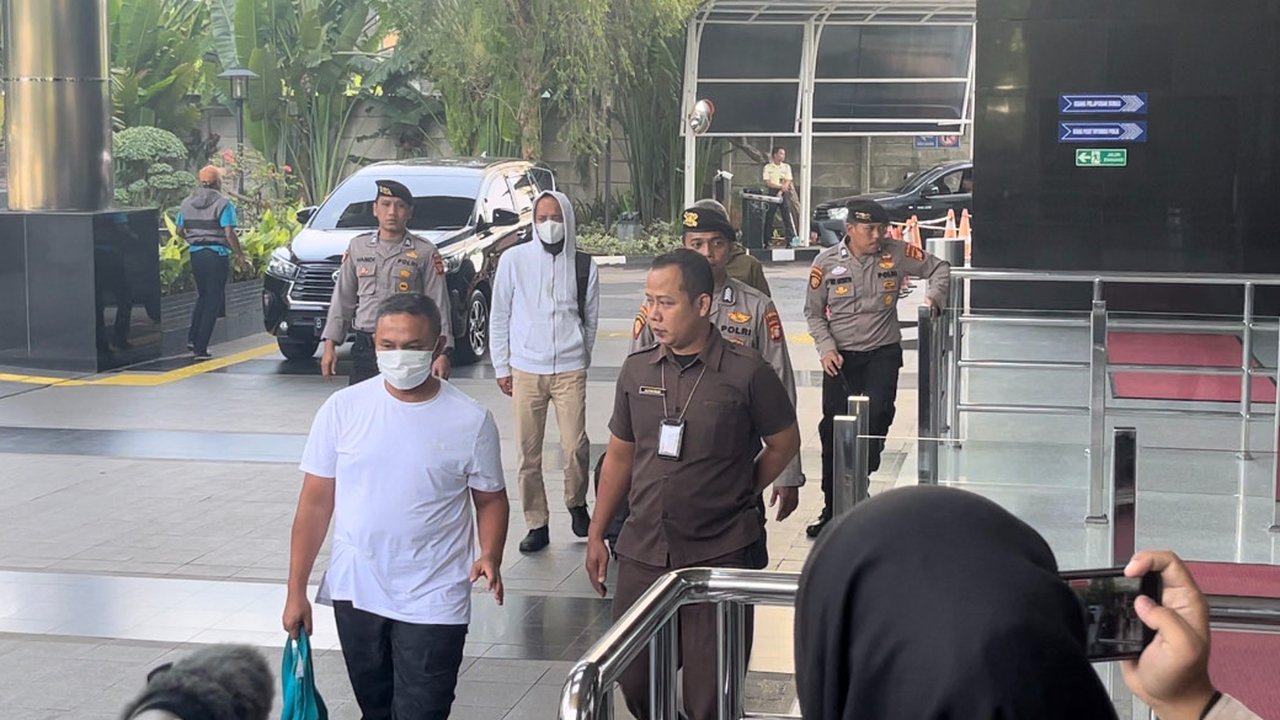 Wajah Ditutup Masker & Berkaus Oblong, Penampakan Gubernur Riau Tiba di KPK usai Terjaring OTT