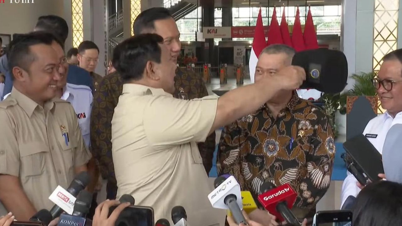 Momen Lucu Presiden Prabowo Buka Topi dan Cek Rambut Putih Menhub Dudy