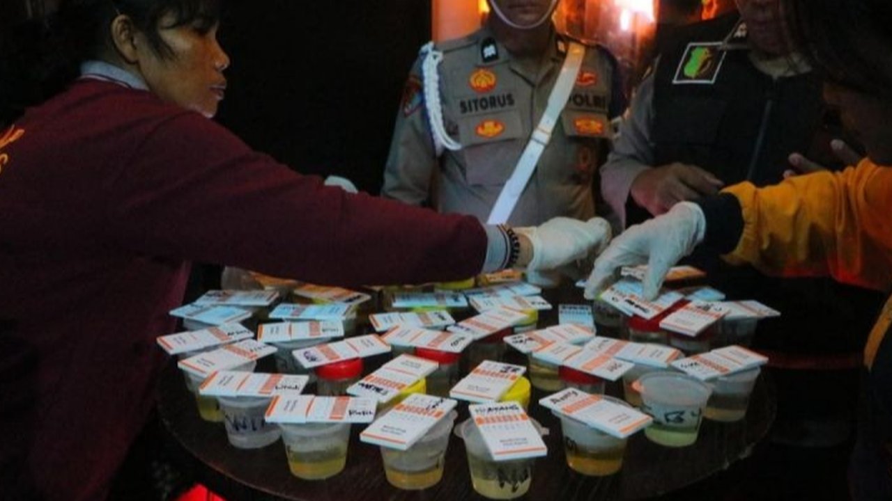 Polda Sumut mengungkap 13 pengunjung hiburan malam positif narkoba di Medan dalam razia gabungan. Kasus ini menunjukkan komitmen Polda Sumut berantas narkoba, penasaran kelanjutannya?