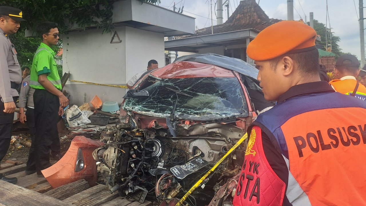 Duh! Mobil yang Tertabrak KA Bangunkarta Berisikan Keluarga dengan Dua Balita