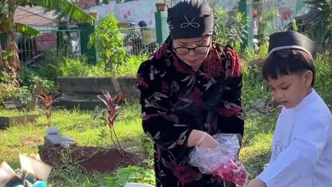 Momen Gala Sky Ziarah ke Makam Orang Tua