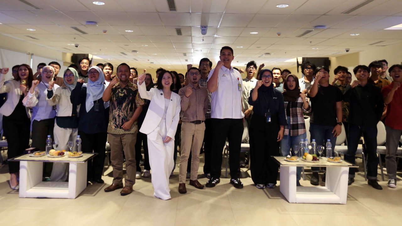 Para pembicara dan peserta Upstream Force We Are The Energy berfoto bersama usai seminar di Auditorium Lantai 2 Gedung Interdisciplinary Engineering Fakultas Teknik Universitas Indonesia (IDE FTUI), Depok, Jawa Barat, Selasa (4/11/2025).