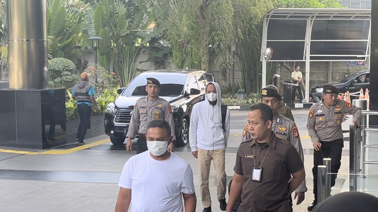 Gubernur Riau Abdul Wahid tiba di Gedung KPK