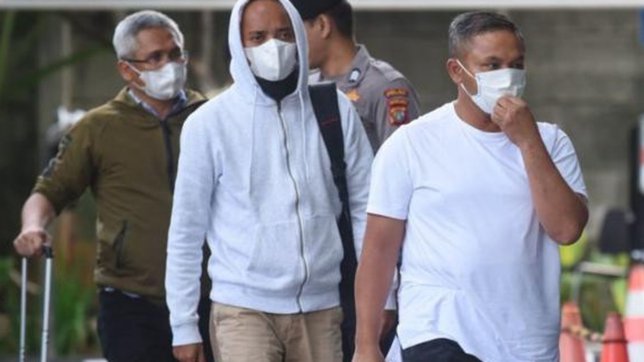 Gubernur Riau Abdul Wahid digiring petugas saat tiba di Gedung Merah Putih KPK, Jakarta, Selasa (4/11/2025). (Antara)