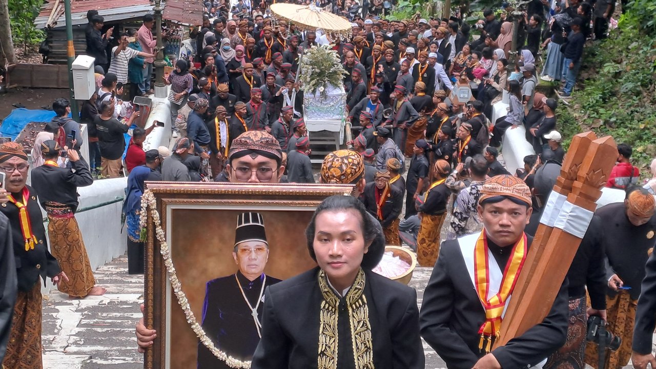 Diantarkan Ribuan Pelayat dan Abdi Dalem, Begini Prosesi Pemakaman Paku Buwono XIII di Imogiri