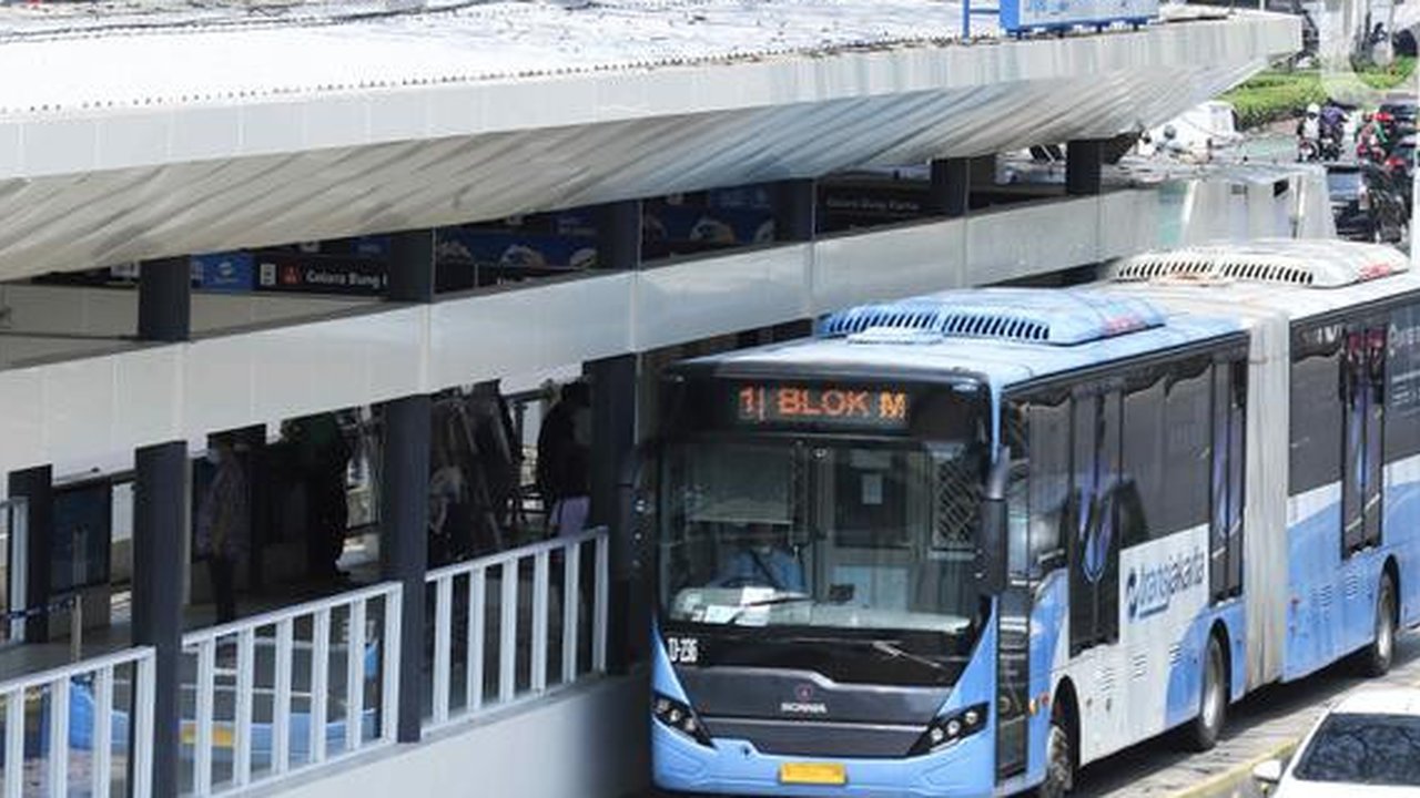 Bus Transjakarta berhenti di Halte Gelora Bung Karno (GBK), Jakarta, Kamis (18/8/2022). PT Transportasi Jakarta (TransJakarta) kembali mengoperasikan Halte Gelora Bung Karno (GBK) setelah ram