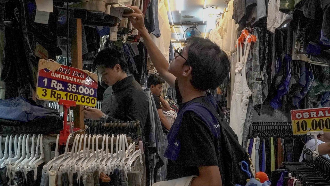 Pembeli memilih pakaian bekas  dijual di Pasar Senen, Jakarta, Jumat (05/11/2025).