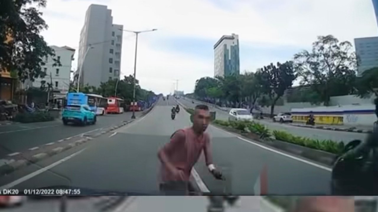 Viral Video Pria Tabrakan Diri ke Mobil di Tanah Abang, Polisi Langsung Turun dan Temukan Fakta Begini