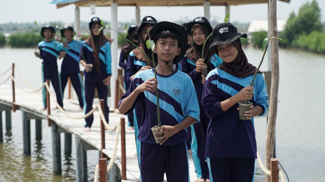 BRI Ajak Generasi Muda Jaga Ekosistem Lingkungan Melalui Penanaman Mangrove dan Pengelolaan Limbah Plastik