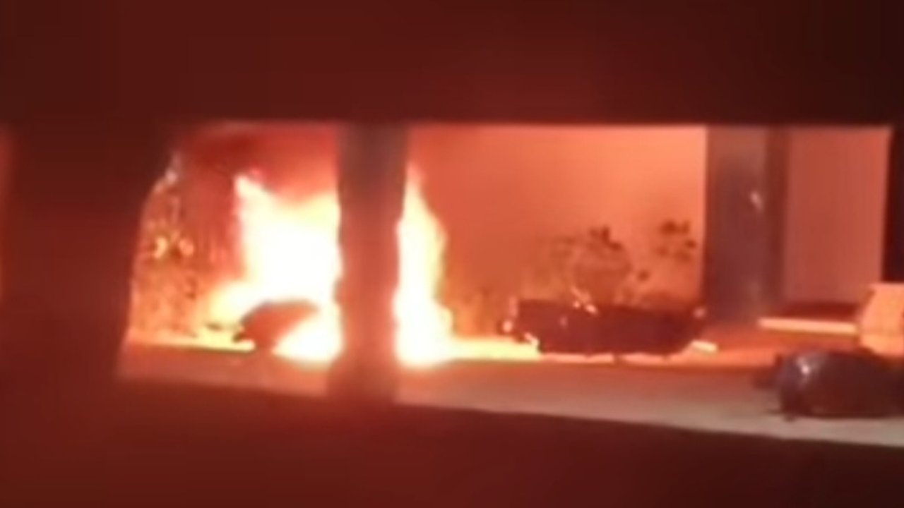 Tawuran di UNM Pecah! Mahasiswa Fakultas MIPA vs Teknik Bentrok Sampai Bakar Motor