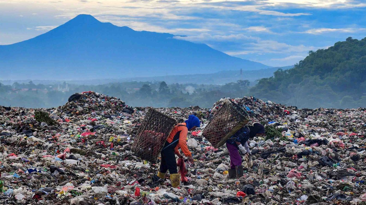 Warga mengumpulkan sampah plastik dengan latar belakang Gunung Gede-Pangrango di TPA Galuga, Bogor, Kamis (06/22/2025). Kementerian Lingkungan Hidup meminta seluruh TPA yang masih menggunakan sistem open dumping di wilayah Jabodetabek untuk segera melakukan capping atau penutupan tumpukan sampah guna mencegah pencemaran lingkungan dan penyebaran mikroplastik.