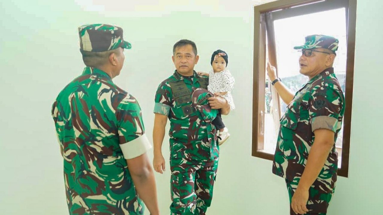 Kasad Jenderal Maruli menggendong anak prajurit TNI AD saat kunjungan kerjanya di Makodam II/Sriwijaya, Palembang, Rabu (5/11/2025).