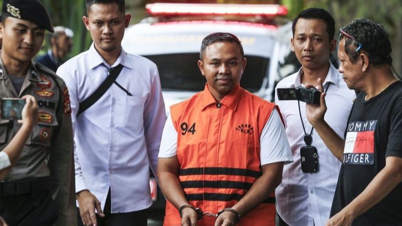 KPK menduga Gubernur Riau Abdul Wahid sempat curiga dan bersembunyi di kafe saat operasi tangkap tangan (OTT) berlangsung, setelah Kepala UPT Dinas PUPRPKPP Riau tertangkap membawa uang.