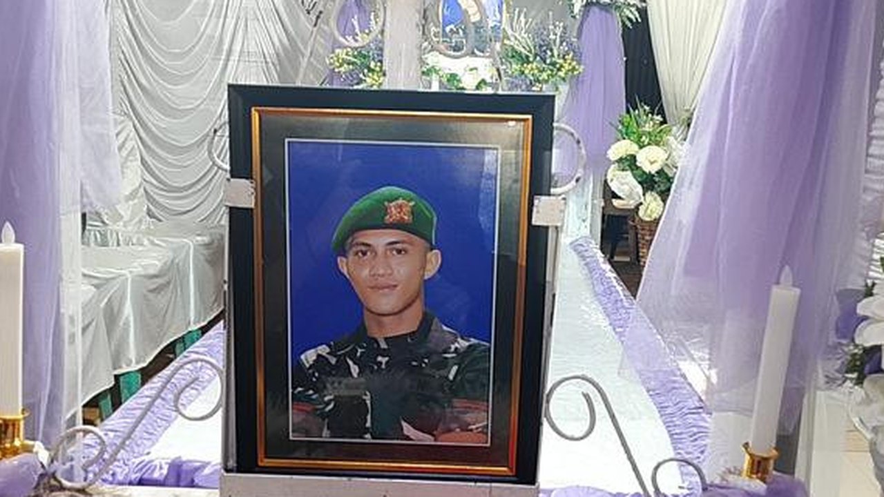 Prada Lucky Namo (23), prajurit TNI di NTT akhirnya meninggal dunia setelah dirawat secara intensif selama empat hari di rumah sakit usai diduga mendapat penganiayaan berat dari seniornya.