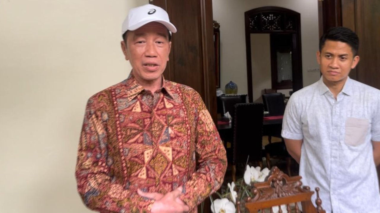 Jokowi komentari Soeharto dan Gus Dur Diusulkan Jadi Pahlawan Nasional saat ditemui wartawan di kediaman pribadi, Jalan Kutai Utara Sumber, Banjarsari, Solo, Kamis (6/11).