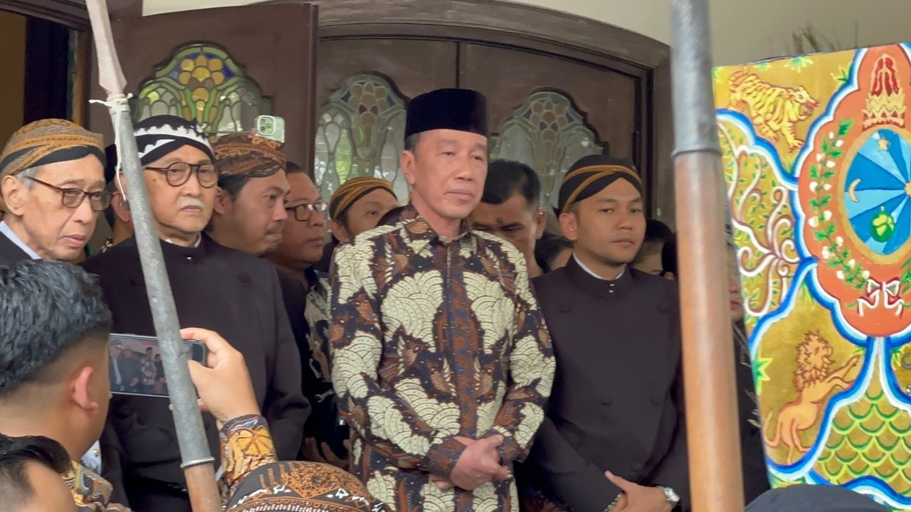 Jokowi Lepas Jenazah PB XIII  dari Loji Gandrung