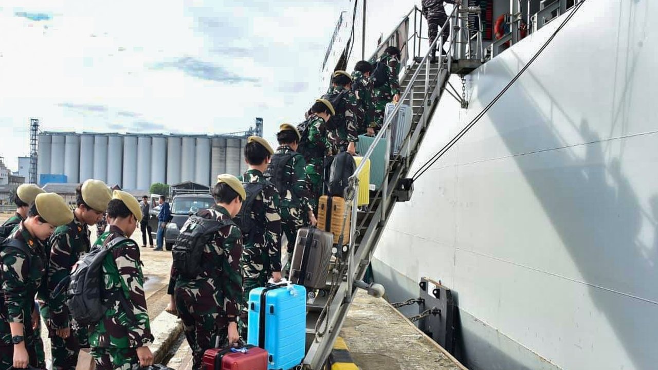 Peserta Sailing Camp 2025  naik ke kapal KRI Semarang-594 di Lanal Lampung, kamis (06/11/2025).