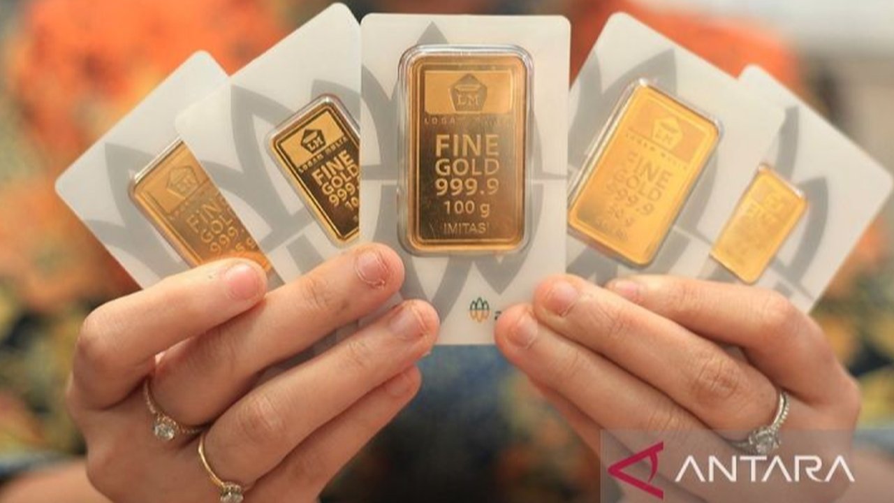 Harga Emas Antam kembali mengalami penurunan signifikan sebesar Rp12.000 per gram pada Senin (3/11), membuat banyak investor penasaran dengan rincian harga terbarunya.