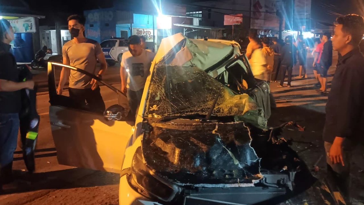 Polisi meninggal dunia karena menabrak truk Mitsubishi Colt Diesel di Jalan Lintas Barat, Pekon Sidoharjo, Kecamatan Pringsewu, Kabupaten Pringsewu, Lampung.