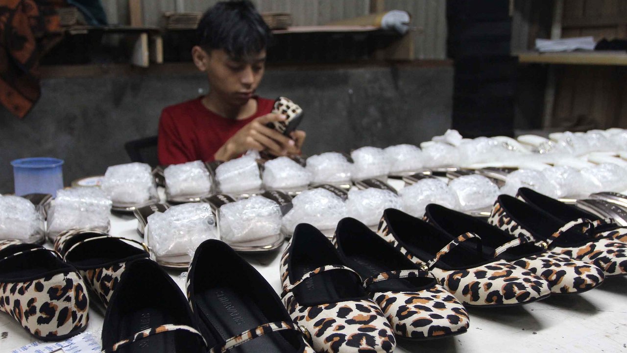 Pekerja menyelesaikan pembuatan sandal wanita di pabrik rumahan Pesan Sepatu Indonesia, Setu, Tangerang Selatan, Banten, Jumat (7/11/2025).