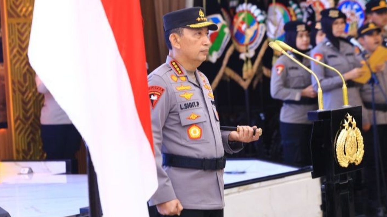 Kapolri Jenderal Listyo Sigit Prabowo memimpin upacara Kenaikan Pangkat Perwira Tinggi Polri bagi 27 personel. Simak detail lengkapnya di sini!