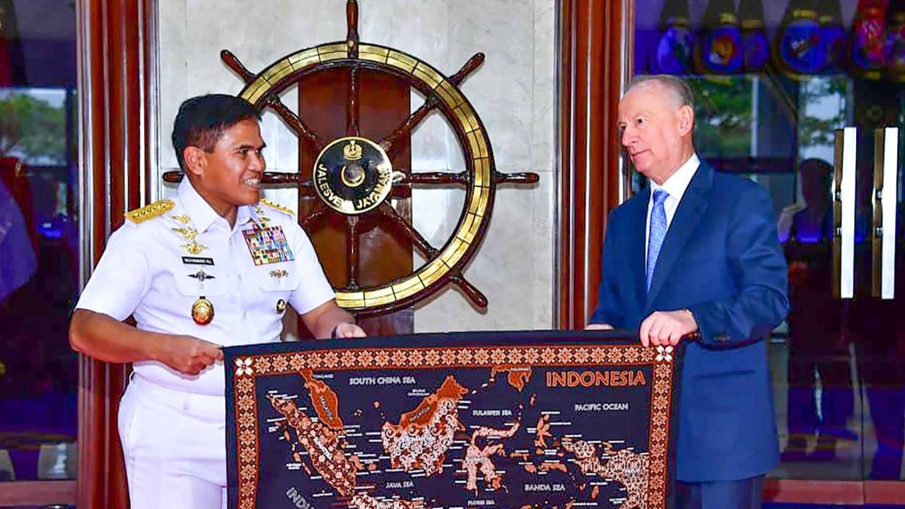 Kasal Laksamana TNI Muhammad Ali saat menerima kunjungan Adviser To The President of Russian Federation Patrushev Nikolai di Markas Besar TNI Angkatan Laut, Cilangkap, Jakarta Timur, Jumat (7/11/2025).