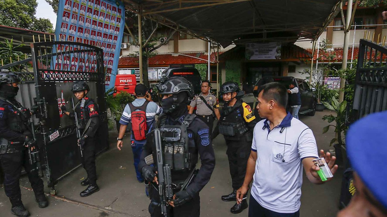 Anggota Brimob berjaga di pintu masuk pintu masuk SMAN 72 Jakarta, Jumat (07/11/2025).
