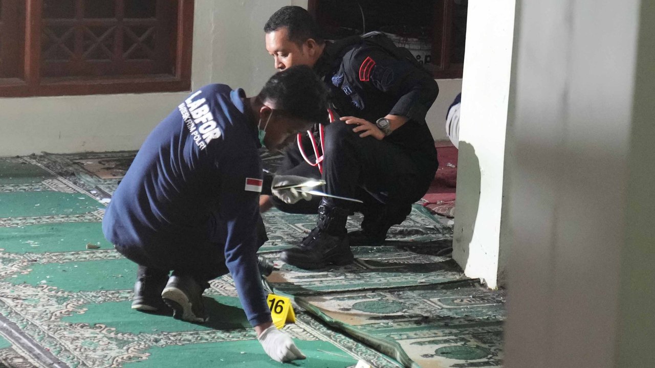 Personel Labfor Mabes Polri  melakukan olah Tempat Kejadian Perkara (TKP) di dalam Masjid SMAN 72 Jakarta, Jumat (7/11/2025) malam.
