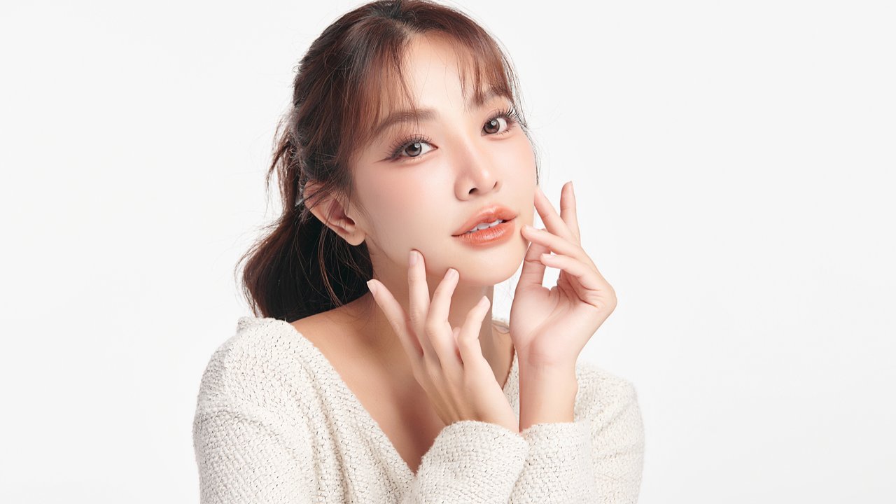 Wanita muda cantik dengan kulit bersih dan glowing.