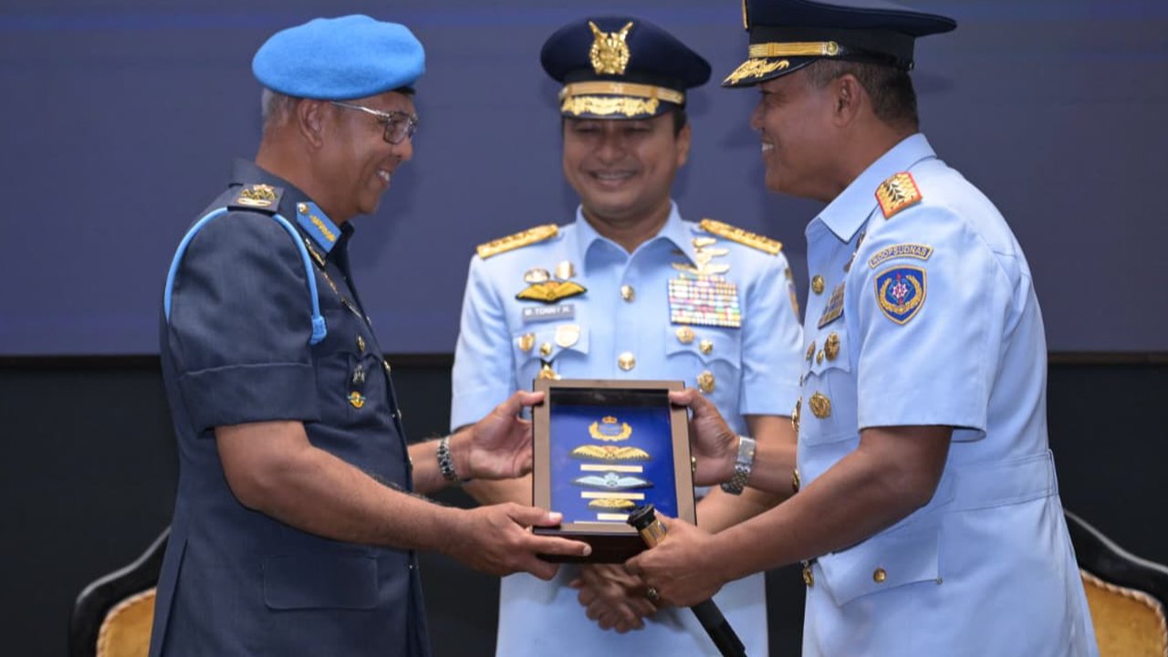 Pangkoopsudnas Terima Wing Penerbang Kehormatan dari TUDM di Malaysia