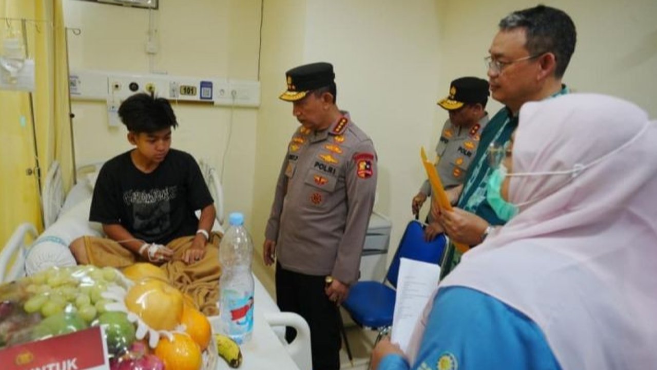 Kapolri Jenderal Polisi Listyo Sigit Prabowo menjenguk korban ledakan SMAN 72 di RSIJ Cempaka Putih, memastikan penanganan medis dan trauma healing berjalan baik bagi 39 korban yang terdampak.