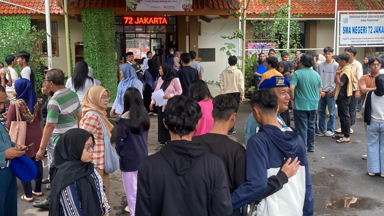 Ramai-Ramai Siswa Didampingi Orangtua Datangi SMAN 72 Pasca Ledakan, Ambil Peralatan Tertinggal