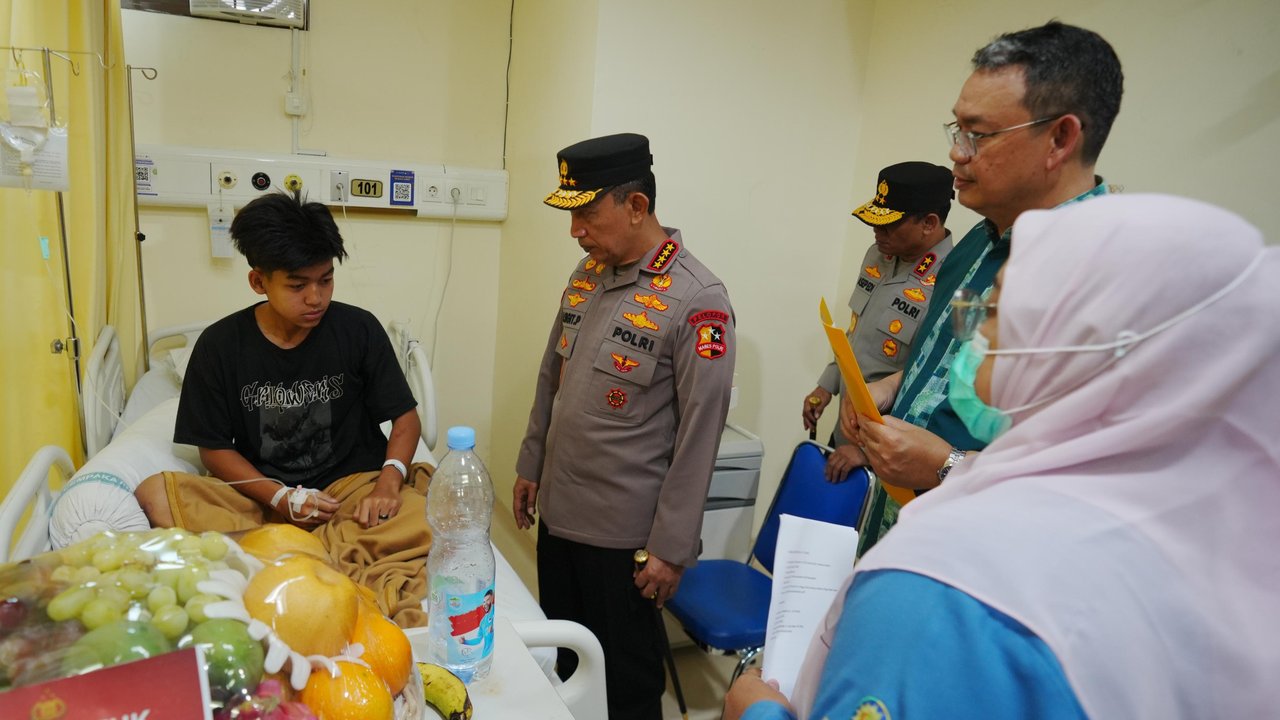 Kapolri Listyo Sigit Kunjungi Korban Ledakan SMAN 72 di RSI Cempaka Putih