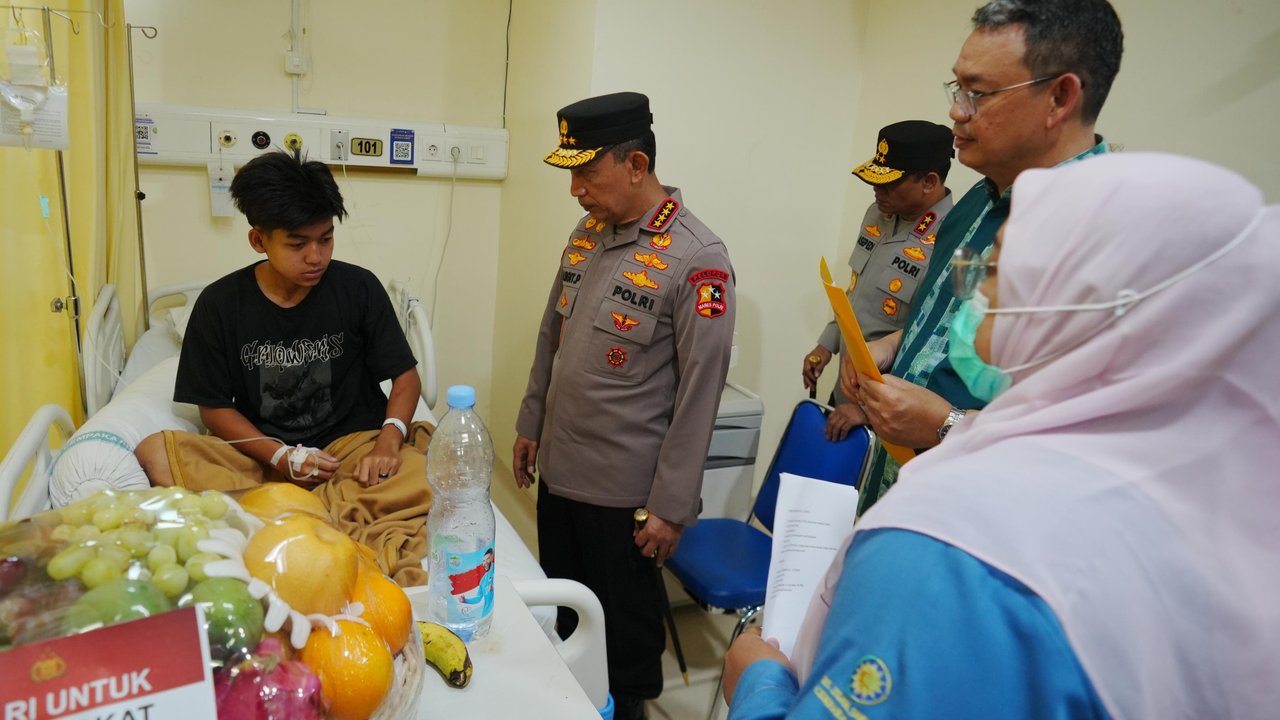 Kapolri Listyo Sigit Kunjungi Korban Ledakan SMAN 72 di RSI Cempaka Putih