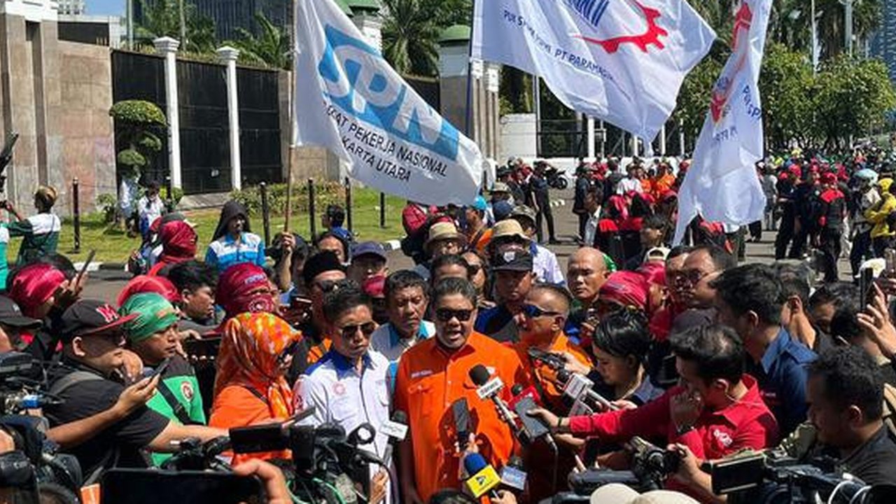 Ribuan buruh dari berbagai elemen melakukan longmarch menuju depan Istana Negara, Jakarta, Kamis (29/9). Dalam aksinya mereka menolak Tax Amnesty serta menaikan upah minumum provinsi (UMP) se