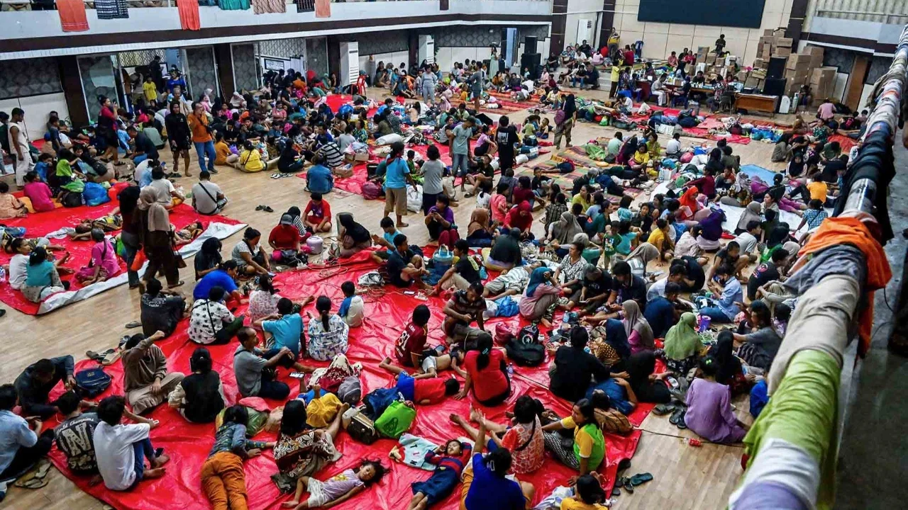 Warga beristirahat di tempat pengungsian setelah banjir bandang dan tanah longsor di Pandan, Tapanuli Tengah, Provinsi Sumatera Utara, Indonesia, Minggu (30/11/2025).
