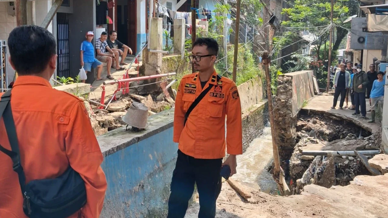 TPT Sungai di Cipaganti Bandung Amblas, Akses Jalan Warga Terputus