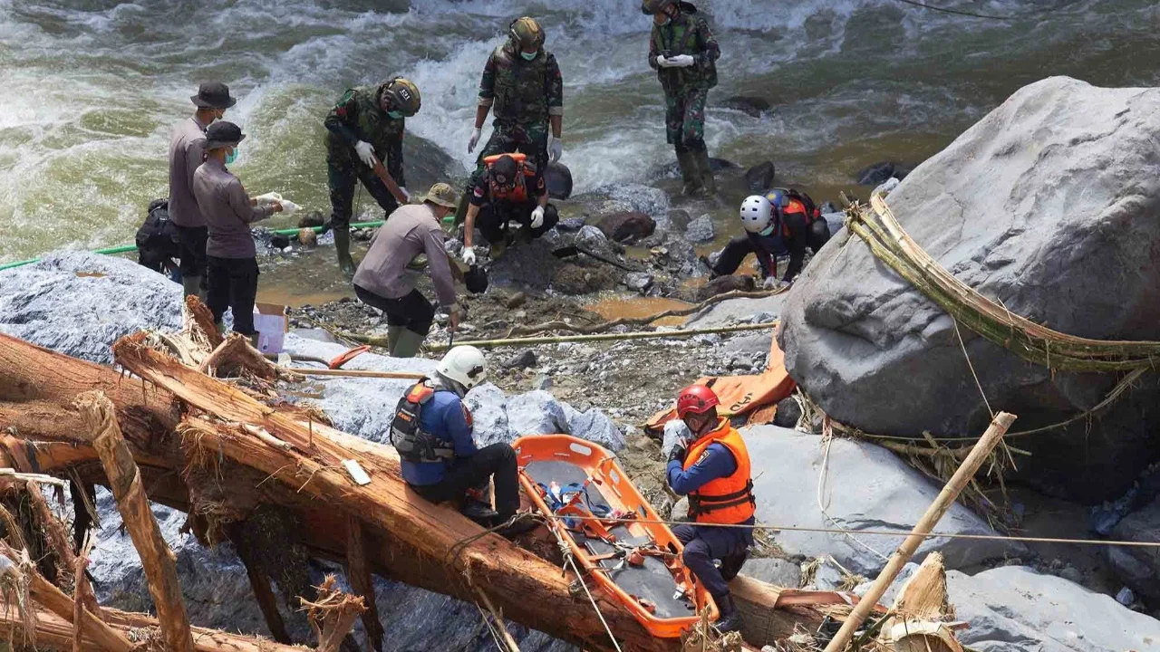 Tim penyelamat mencari korban banjir di Tanah Datar, Sumatera Barat, Indonesia, Senin (01/12/2025).